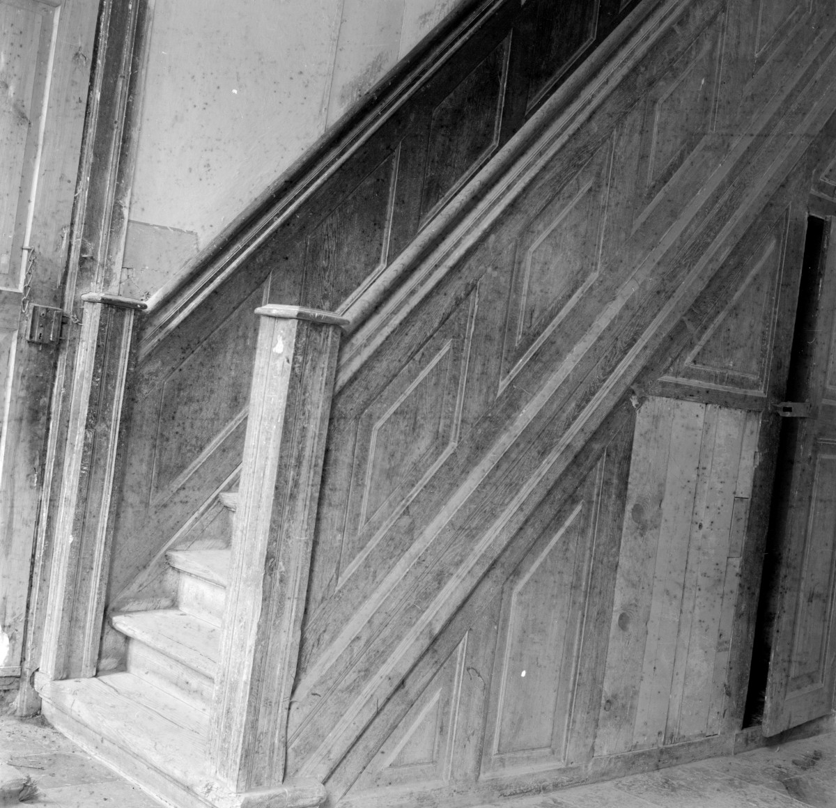 zespół dworski - elewacja, skrzydło z salą balową, klatka schodowa, skan 1