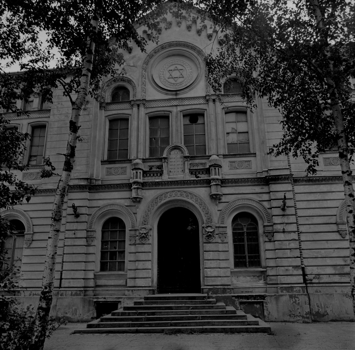 Synagoga im. Zalmana i Rywki Małżonków Nożyków - elewacja frontowa z portalem, skan 1