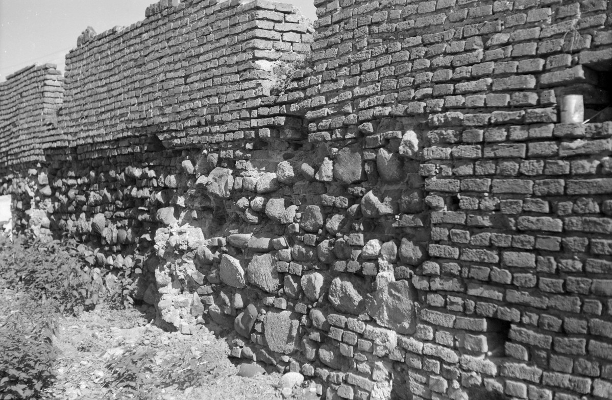 Zespół zamkowo - pałacowy: fragment bastionu. Mur., skan 1