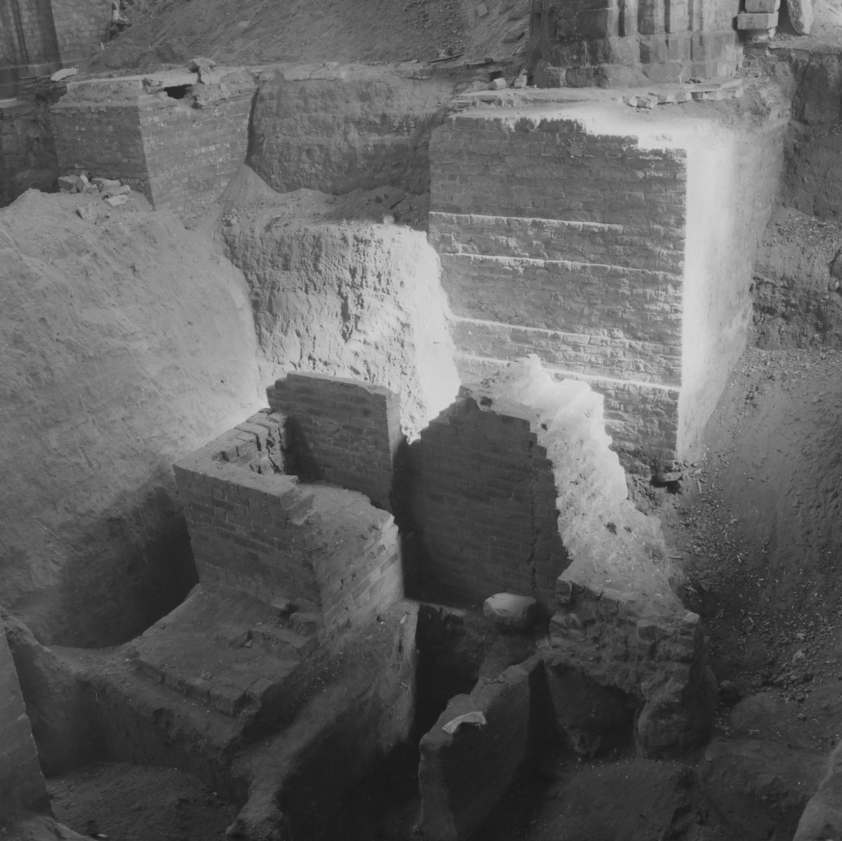 Katedra św. Marii Magdaleny - wnętrze. Podziemia podczas badań archeologicznych. , skan 1