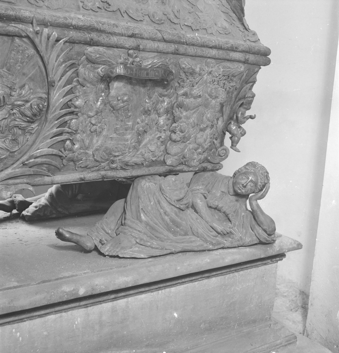 Kościół św. Jana - wnętrze: mauzoleum Piastów fragment sarkofagu, bogato zdobionej, skan 1