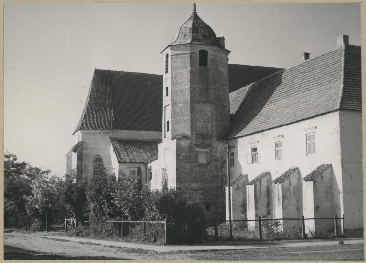 Zespół klasztorny - widok zewnętrzny od strony płn-wsch. na prezbiterium, wieżę i fragment elewacji, skan 1