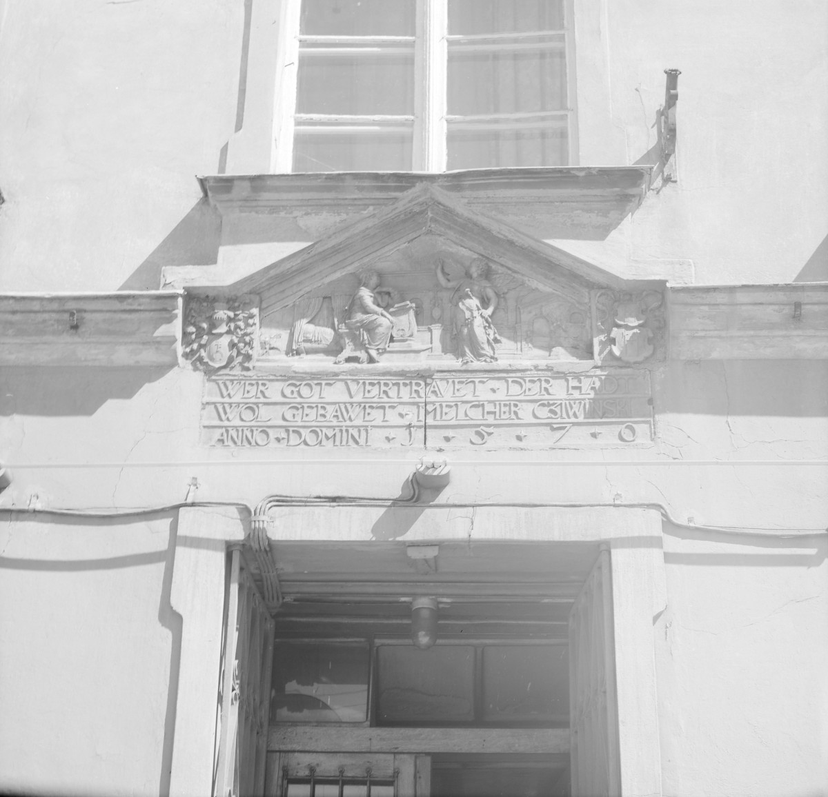 kamienica Cywińskich - elewacja frontowa - portal - zwieńczenie, skan 1