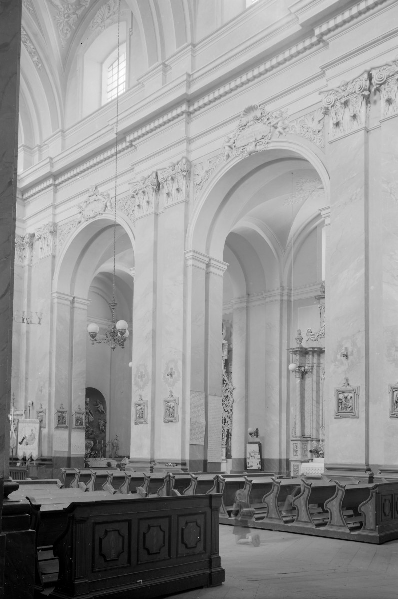 kościół Imienia Najświętszej Maryi Panny - wnętrze: arkady nawy bocznej, skan 1