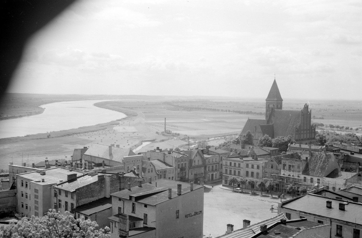 Rynek, pierzeja południowa i wschodnia z widokiem na kościół oraz rzekę Wisła, skan 1