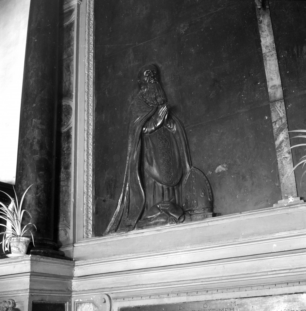 kościół Garnizonowy pw. św. Wojciecha i św. Stanisława - nagrobek Karnowskiego, detal, skan 1