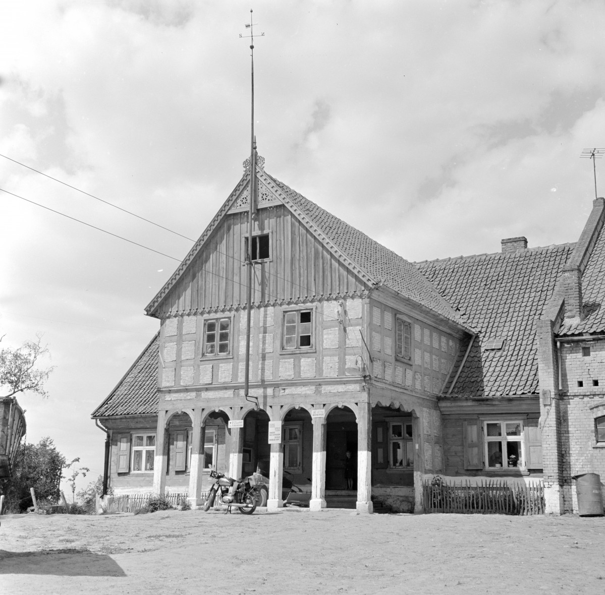 dom podcieniowy (d. nr 9) - widok od frontu, skan 1