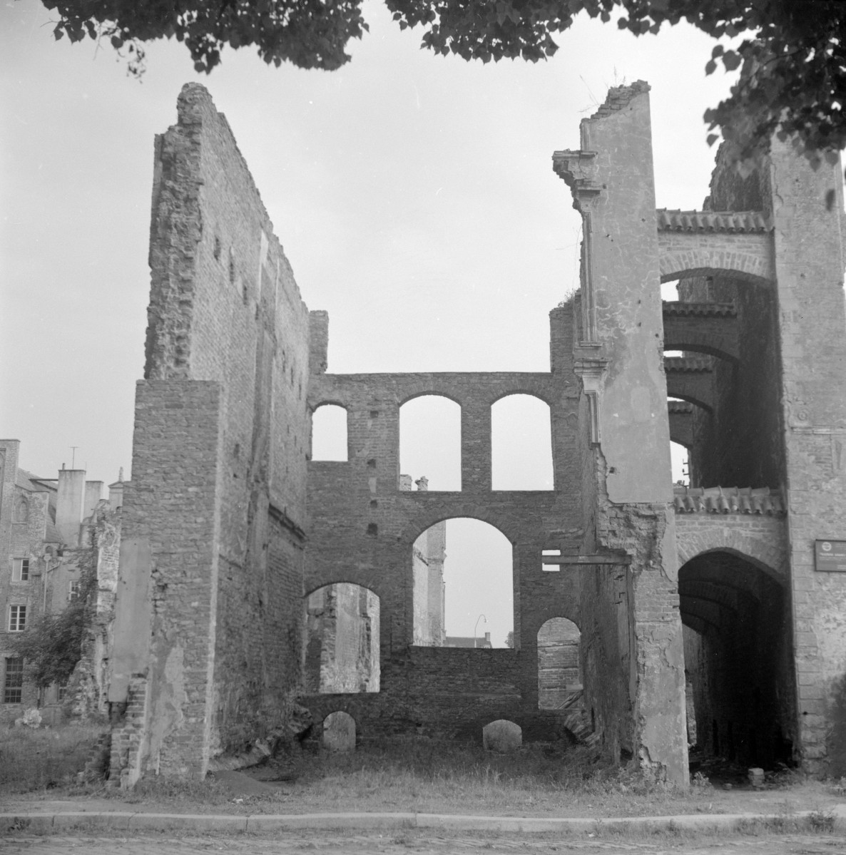 kamienica - elewacja wschodnia, ruiny, skan 1