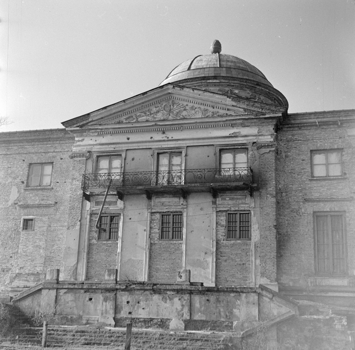 pałac Królikarnia, ob. muzeum Xawerego Dunikowskiego - elewacja ogrodowa, ryzalit środkowy, skan 1