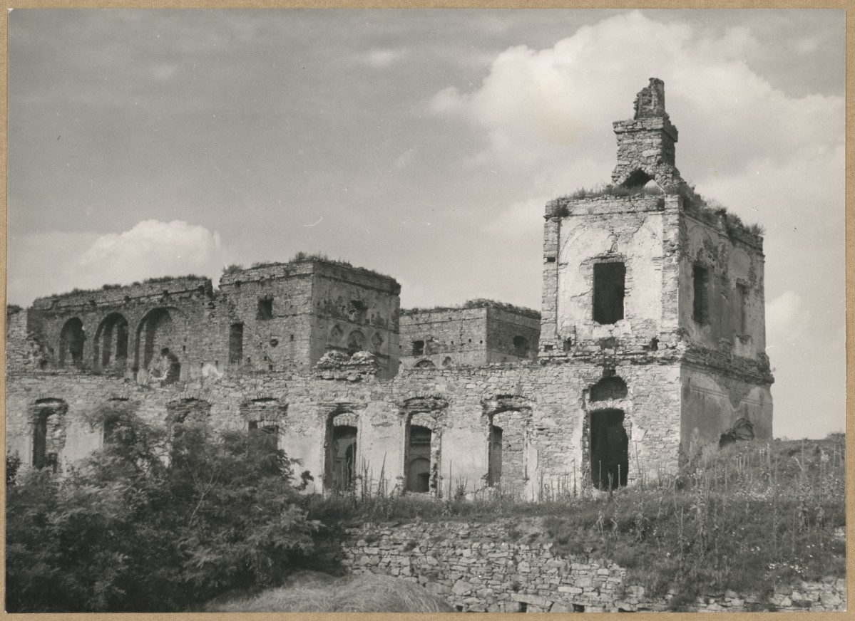 Ruiny zamku  Krzyżtopór  - fragment,  widok od strony płd. , skan 1