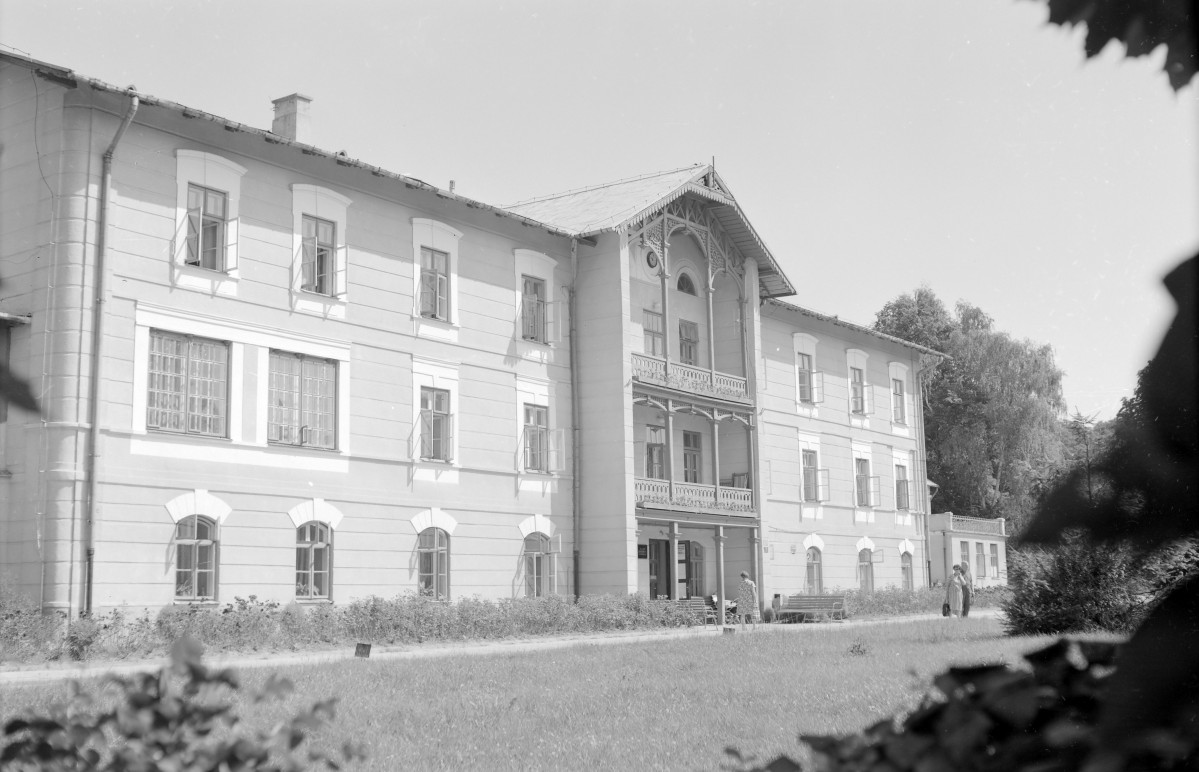 zespół pałacowo - zdrojowy - Sanatorium I /Książę Józef/ - elewacja południowa - frontowa, skan 1