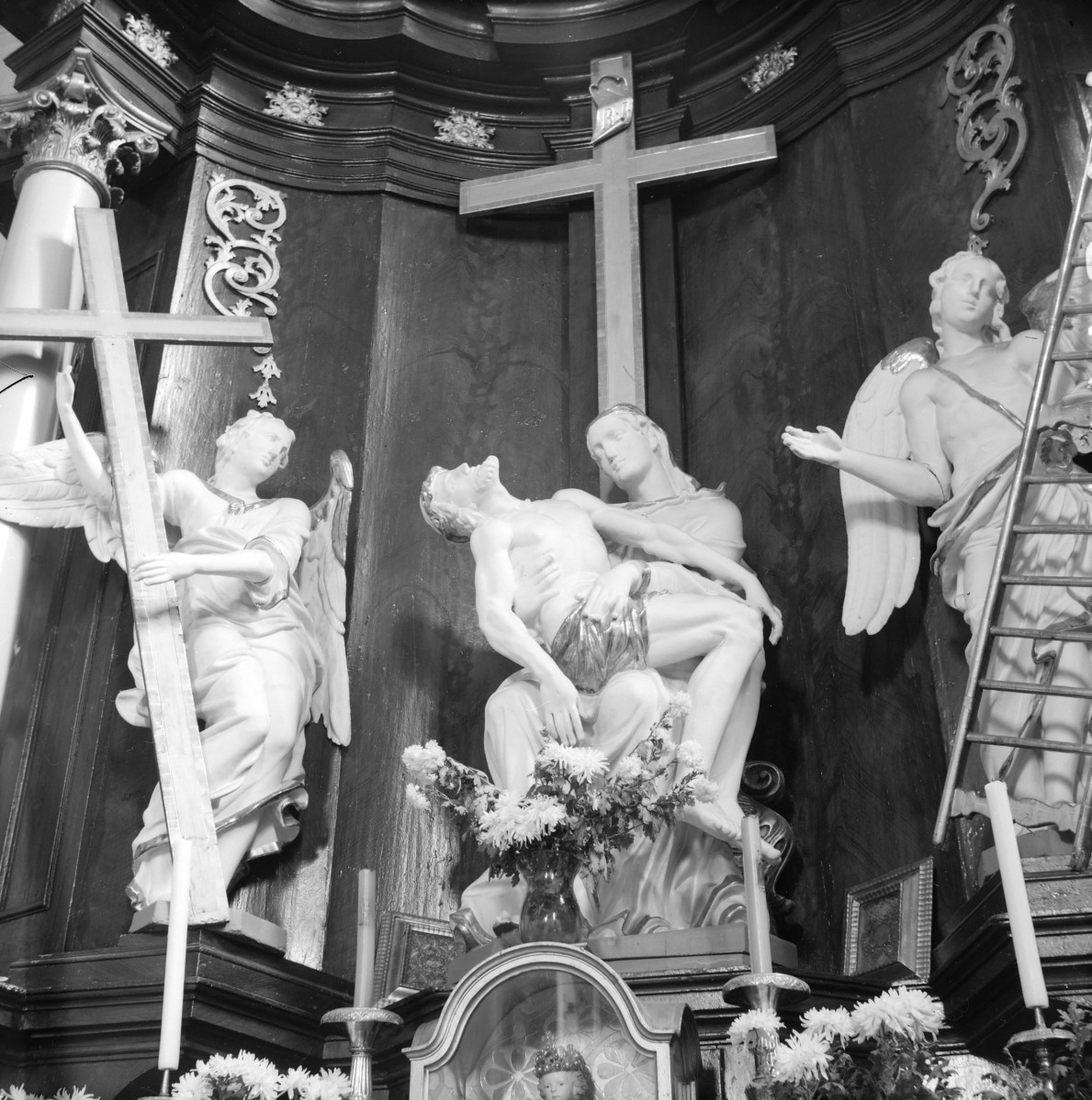 Kościół par. pw. Maryi Matki Chrystusa i św. Jana Ewangelisty - fragment ołtarza głównego, skan 1