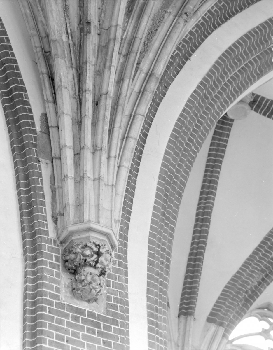 Kościół Najświętszej Marii Panny - wnętrze, żebra sklepienia oraz wspornik, skan 1