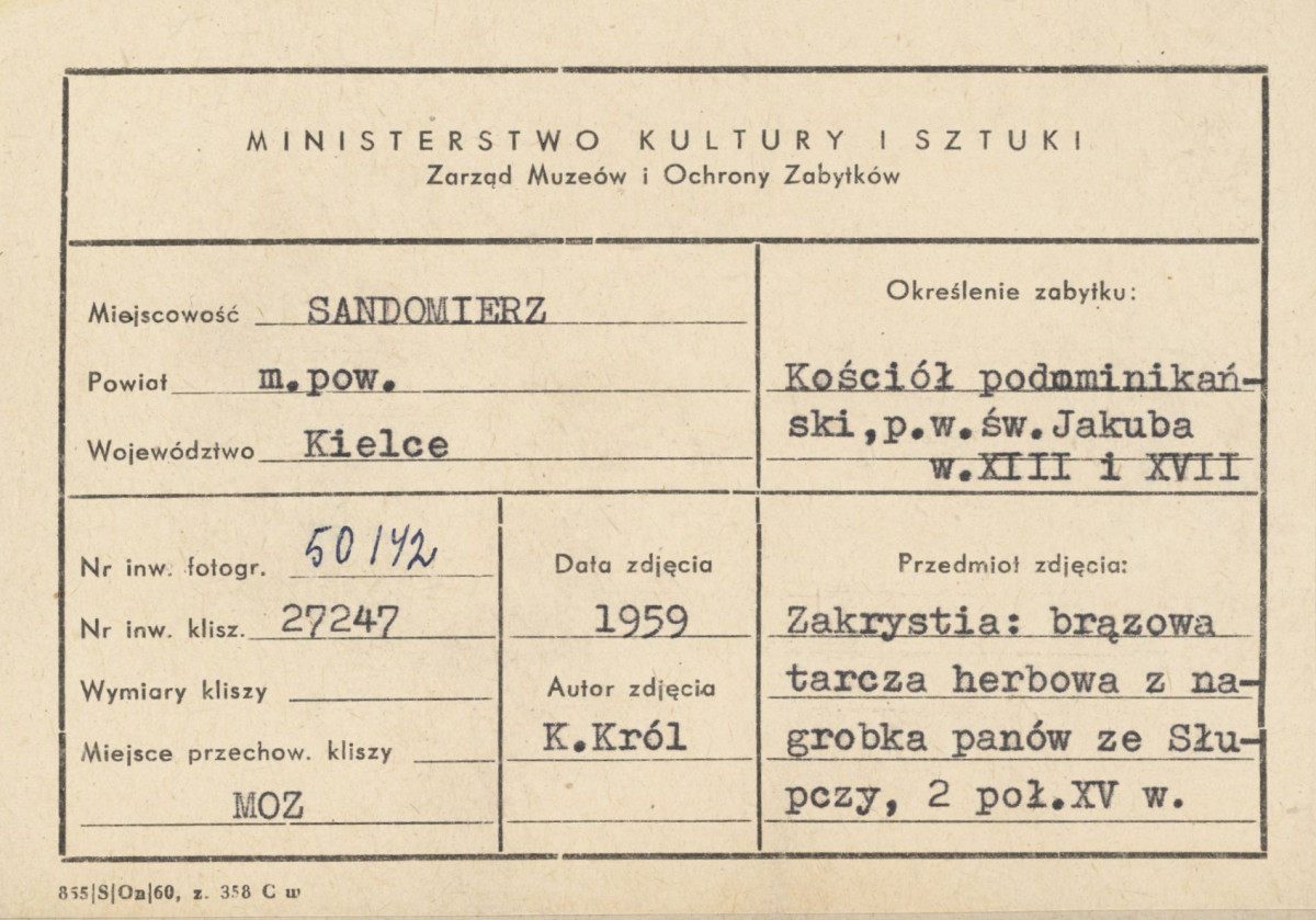  Zespół klasztorny Dominikanów - kościół, brązowa tarcza herbowa z nagrobka panów ze Słupczy i fragment ceramicznego fryzu - metryczka, skan 1
