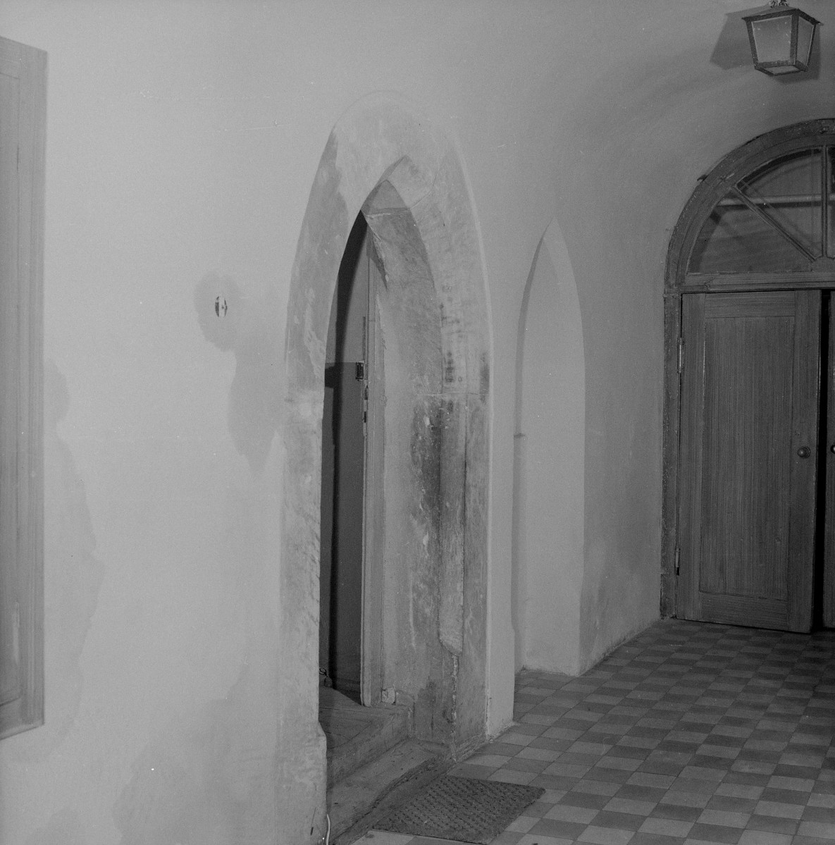 Klasztor oo. Bernardynów - portal w krużganku do zakrysti, skan 1