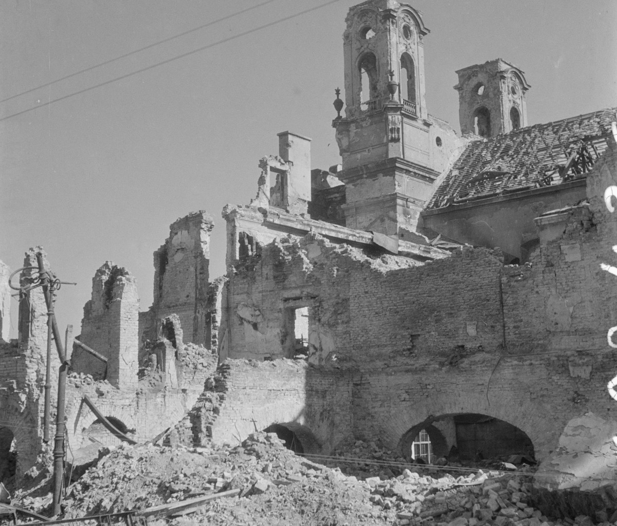 Zabudowa miejska. Róg Miodowej i Długiej. Ruiny zabudowy miejskiej, w głębi fragment kościoła garnizonowego. , skan 1