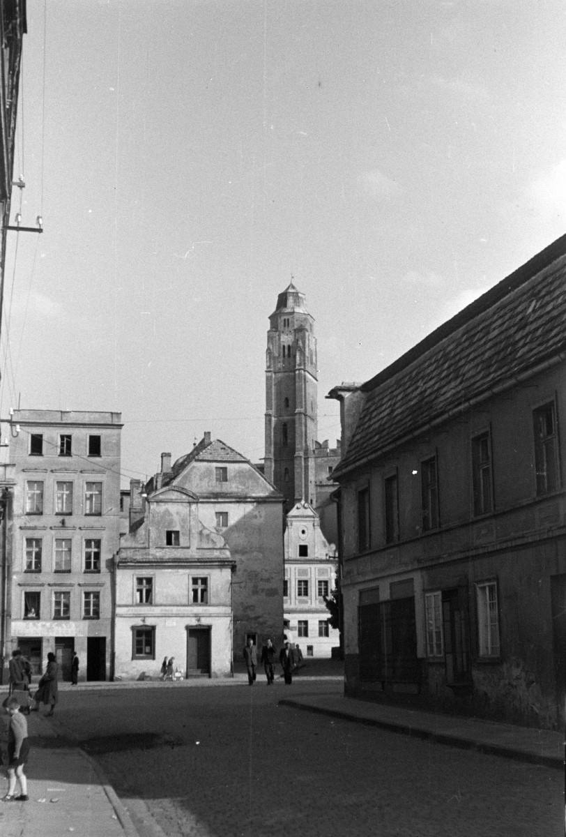 rynek - widok na kamienice oraz kościół św. Jana Ewangelisty, skan 1