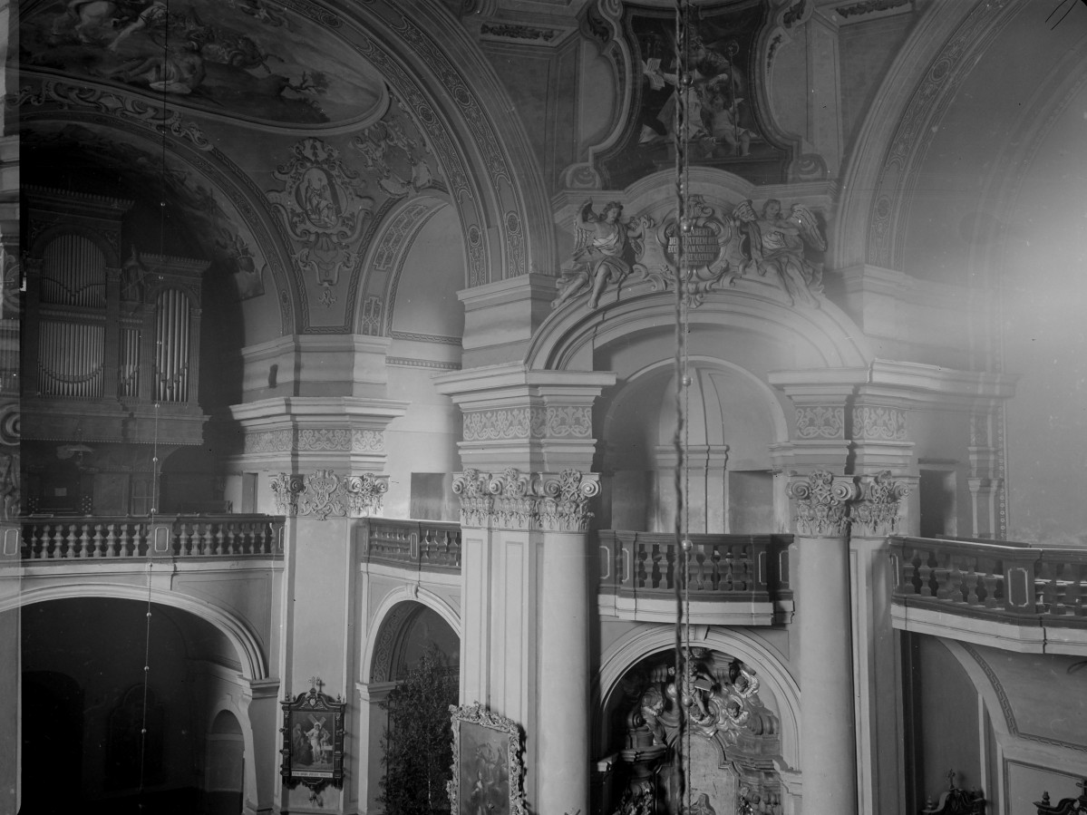 kościół parafialny pw. św. Marcina Biskupa - wnętrze: ściana lewa z emporą i fragment chóru, skan 1
