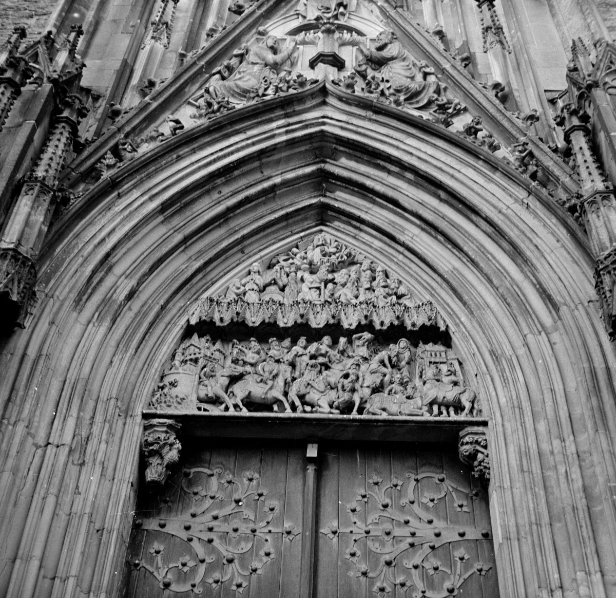kościół pw. śś. Piotra i Pawła - elewacja frontowa - portal główny - fragment - tympanon, skan 1