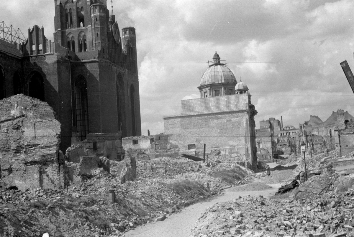ulica Św. Ducha, kościół pw. Świętego Ducha, zw. Kaplicą Królewską - ruiny zabudowy, kopuła, skan 1