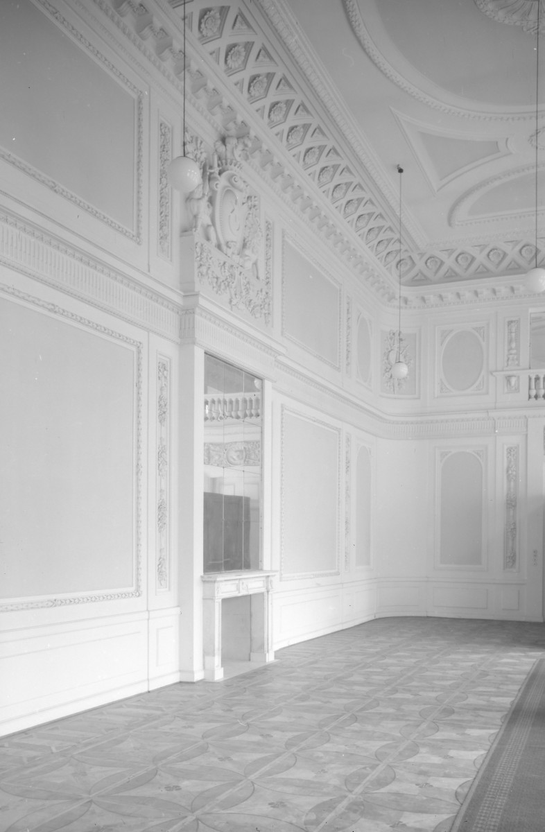 pałac Potockich - sala koncertowa z kominkiem, skan 1