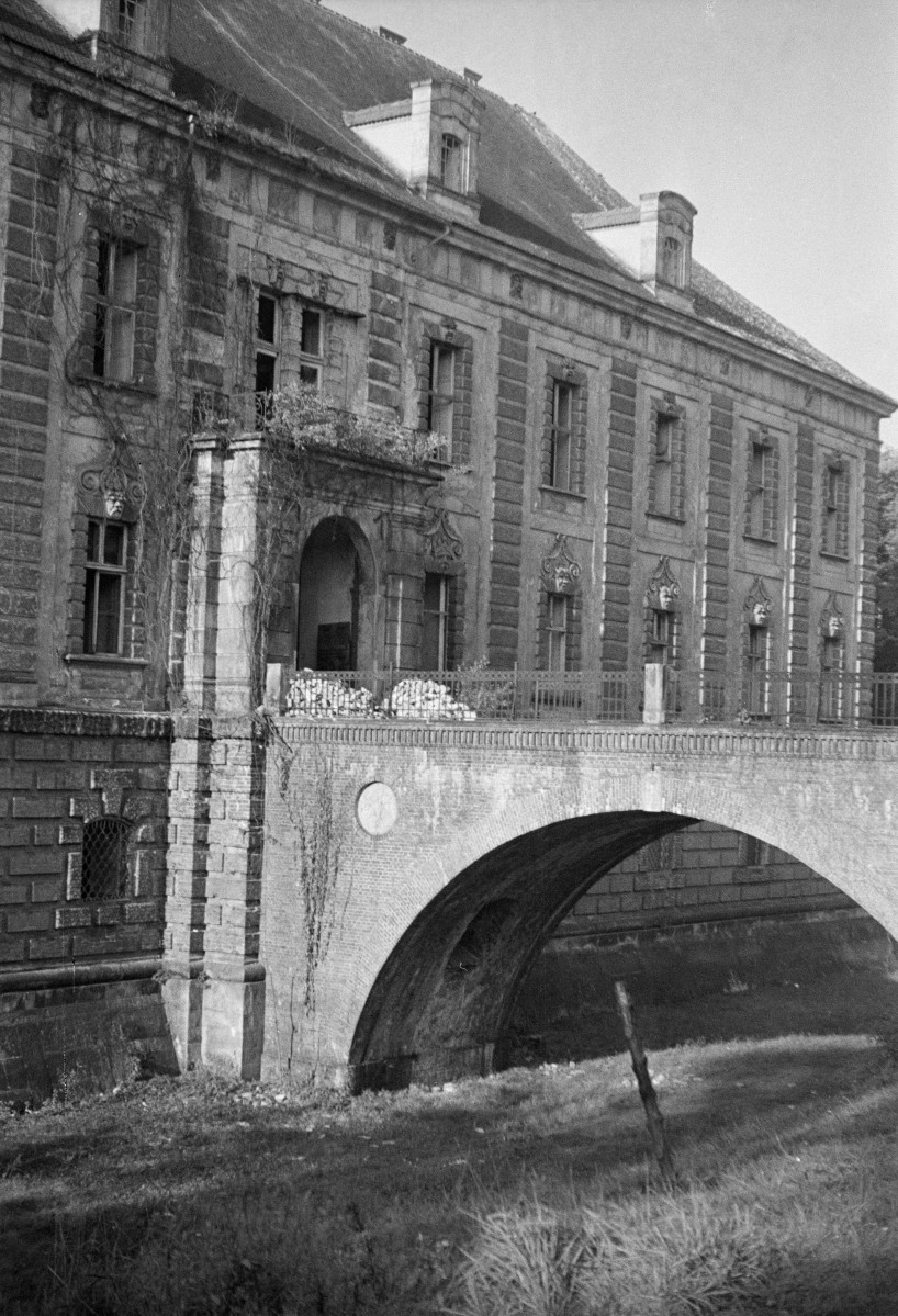 pałac barokowy Lobkowitzów - most z bramą wjazdową, skan 1