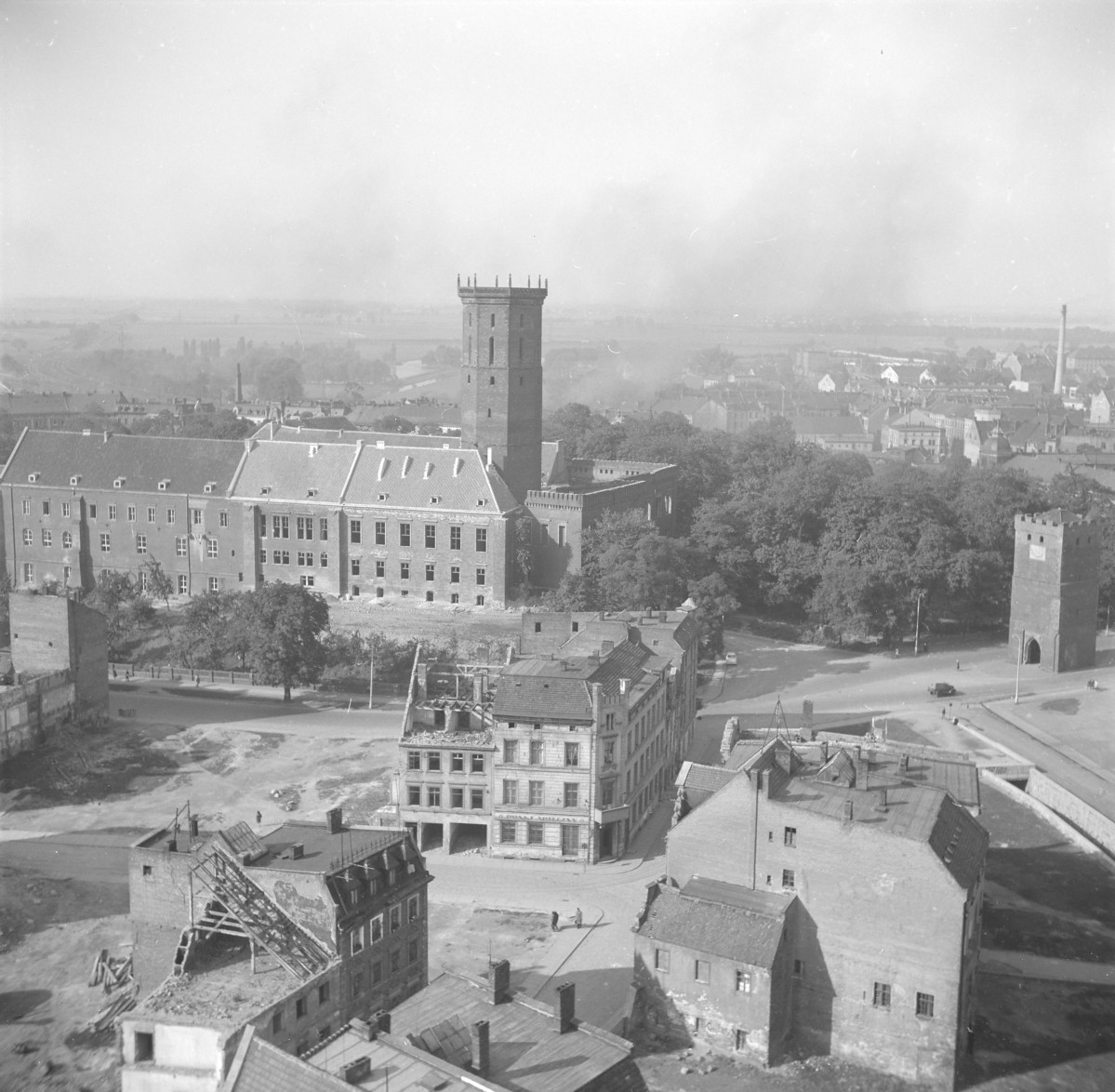 Panorama miasta z widokiem na zamek Piastowski oraz wieża św. Piotra. Obok trwa odbudowa kamienic. , skan 1