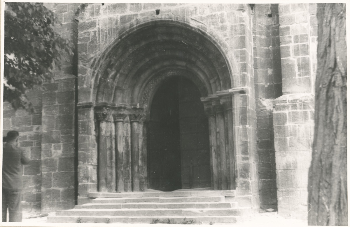 Zespół opactwa cystersów - fragment fasady kościoła z portalem, skan 1