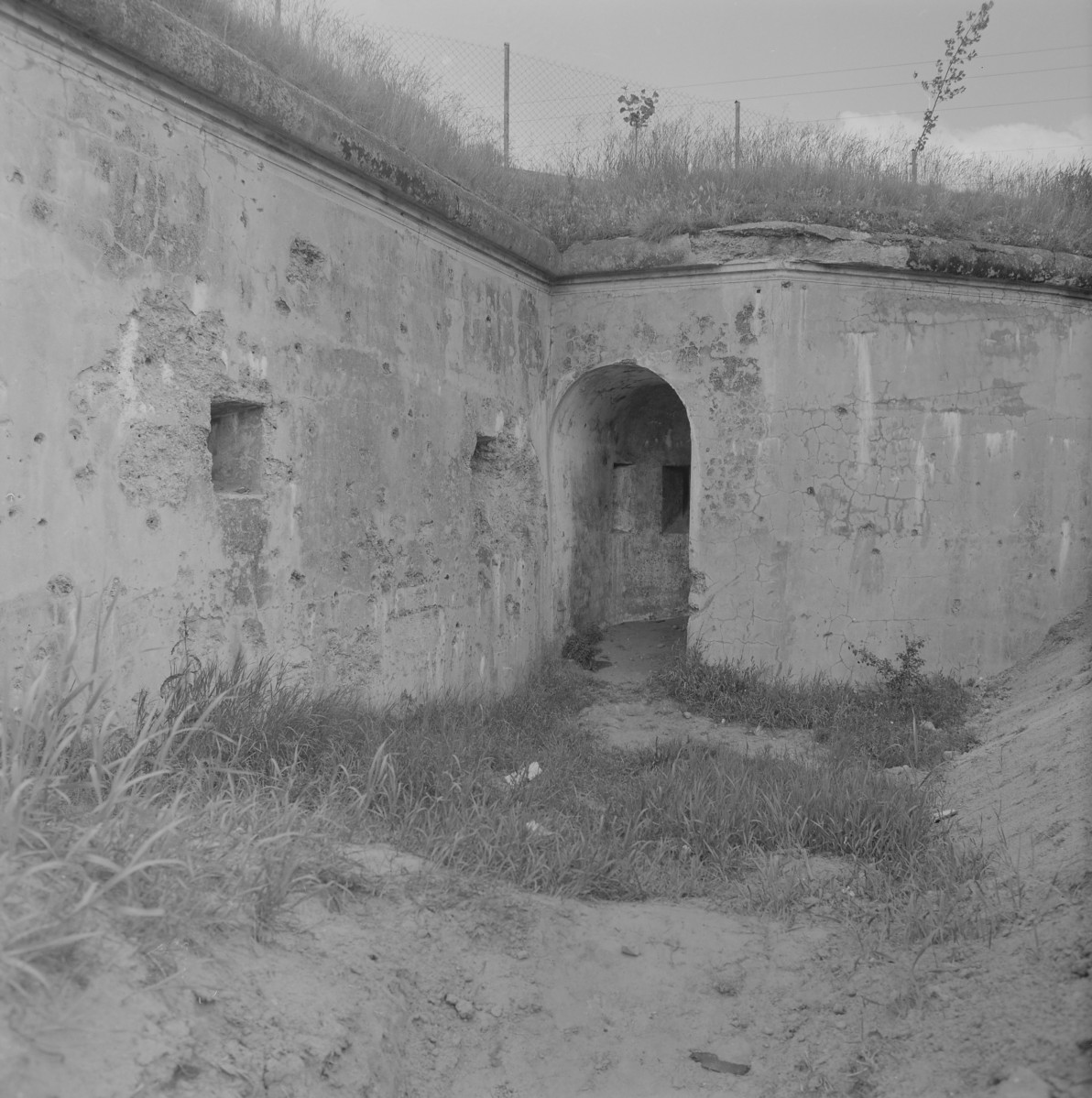 Twierdza Różan - fort nr. 1, wejście do bunkra, skan 1