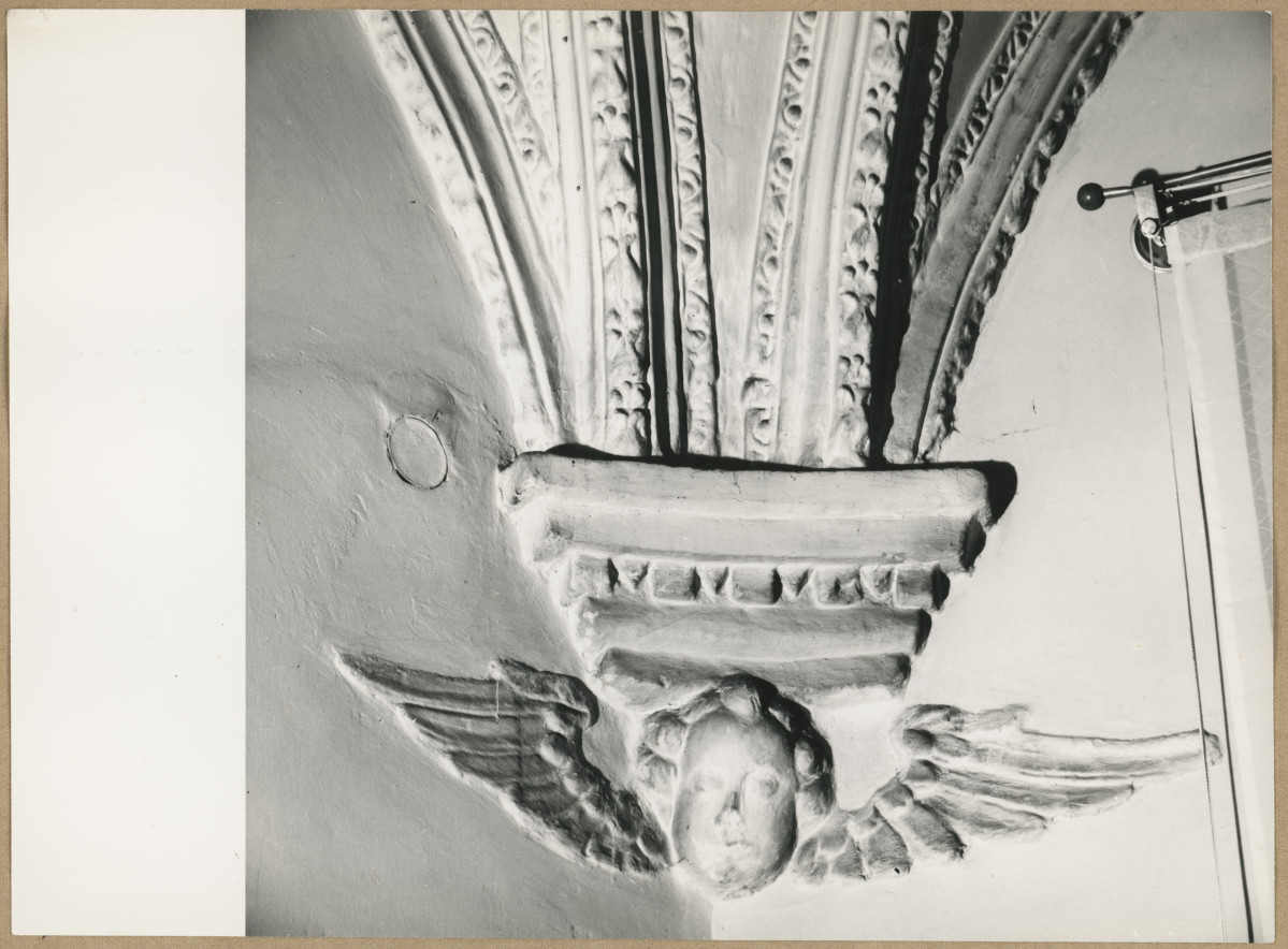 Pałac biskupów - wnętrze, alkierz - d. kaplica, fragment dekoracji sklepienia - wspornik łuku, skan 1