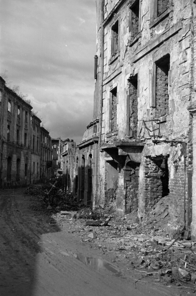 Zniszczona zabudowa. W kierunku placu zamkowego., skan 1