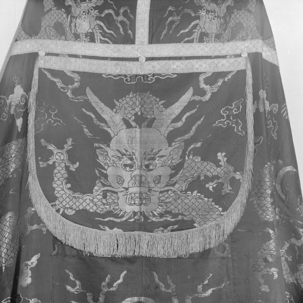 Skarbiec katedralny - Kapa z makaty Chin.1700-1733. Kaptur., skan 1