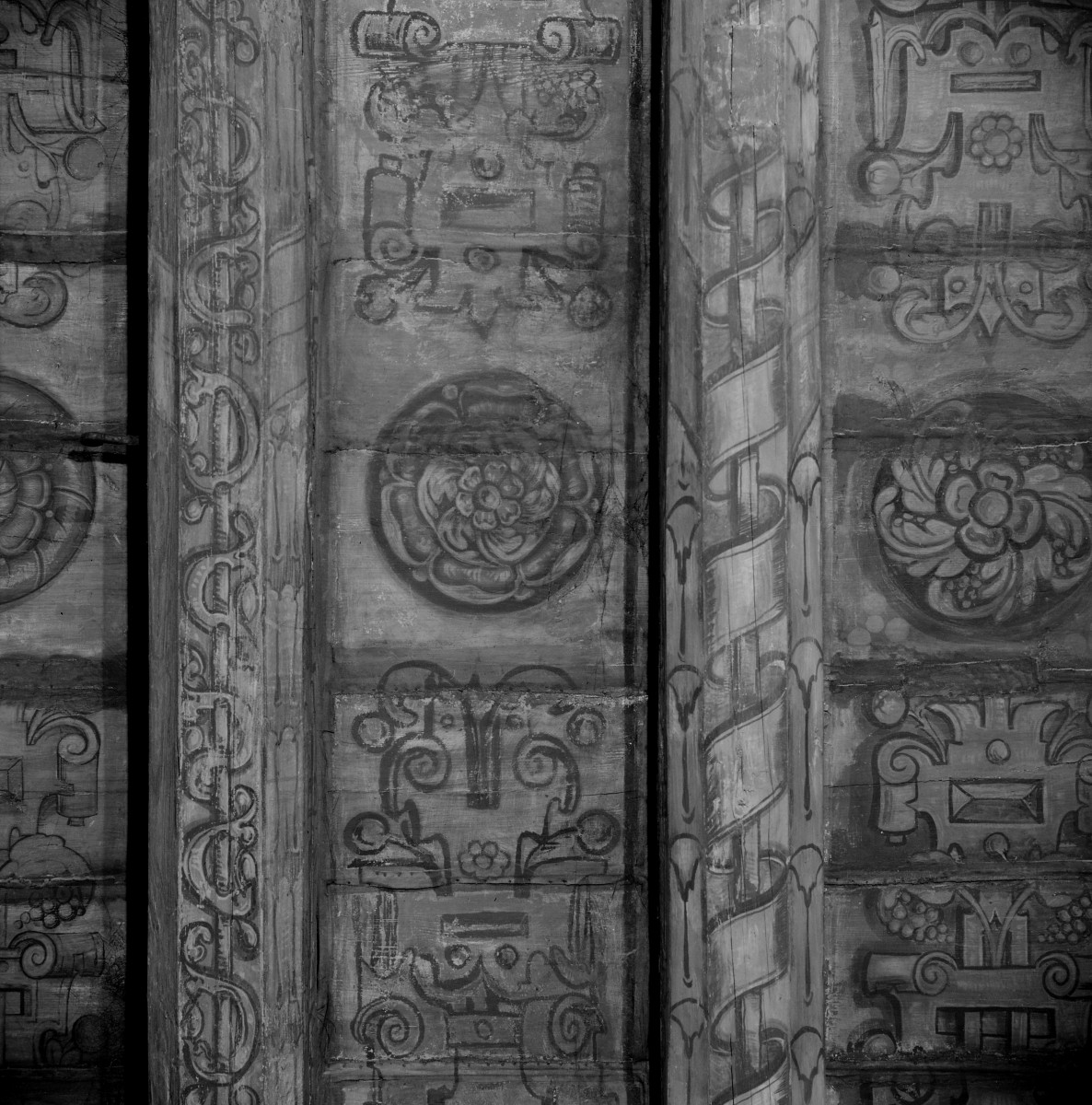 pałac Biskupów Krakowskich - Izba Stołowa Górna /sala portretowa/ /I p./ - fragment stropu - płycina dekoracyjna, skan 1