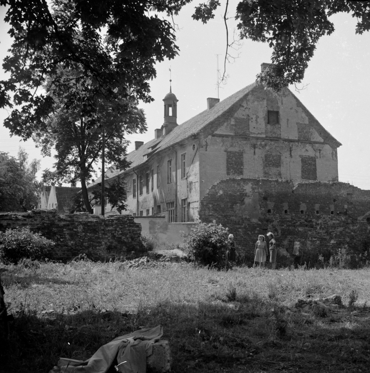 zespół zabudowań na terenie d. zamku; gimnazjum 1509-1883; ob. muzeum - elewacja północno-wschodnia, skan 1