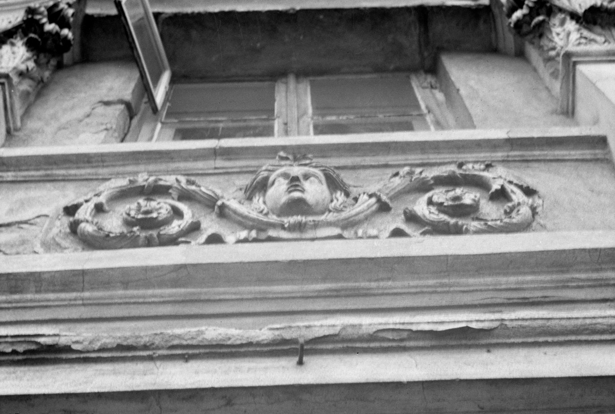 kamienica - detal architektoniczny, kartusz, skan 1