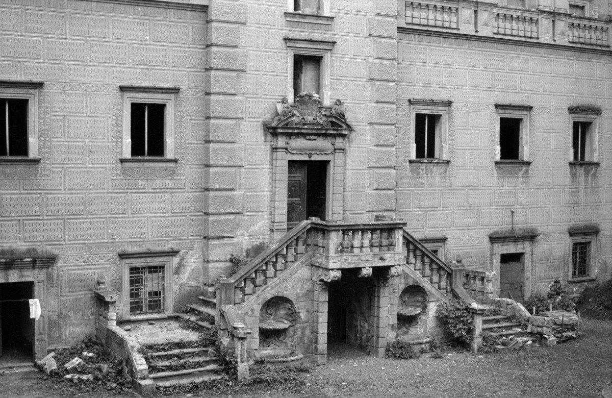 pałac - wejście, fragment dziedzińca, skan 1