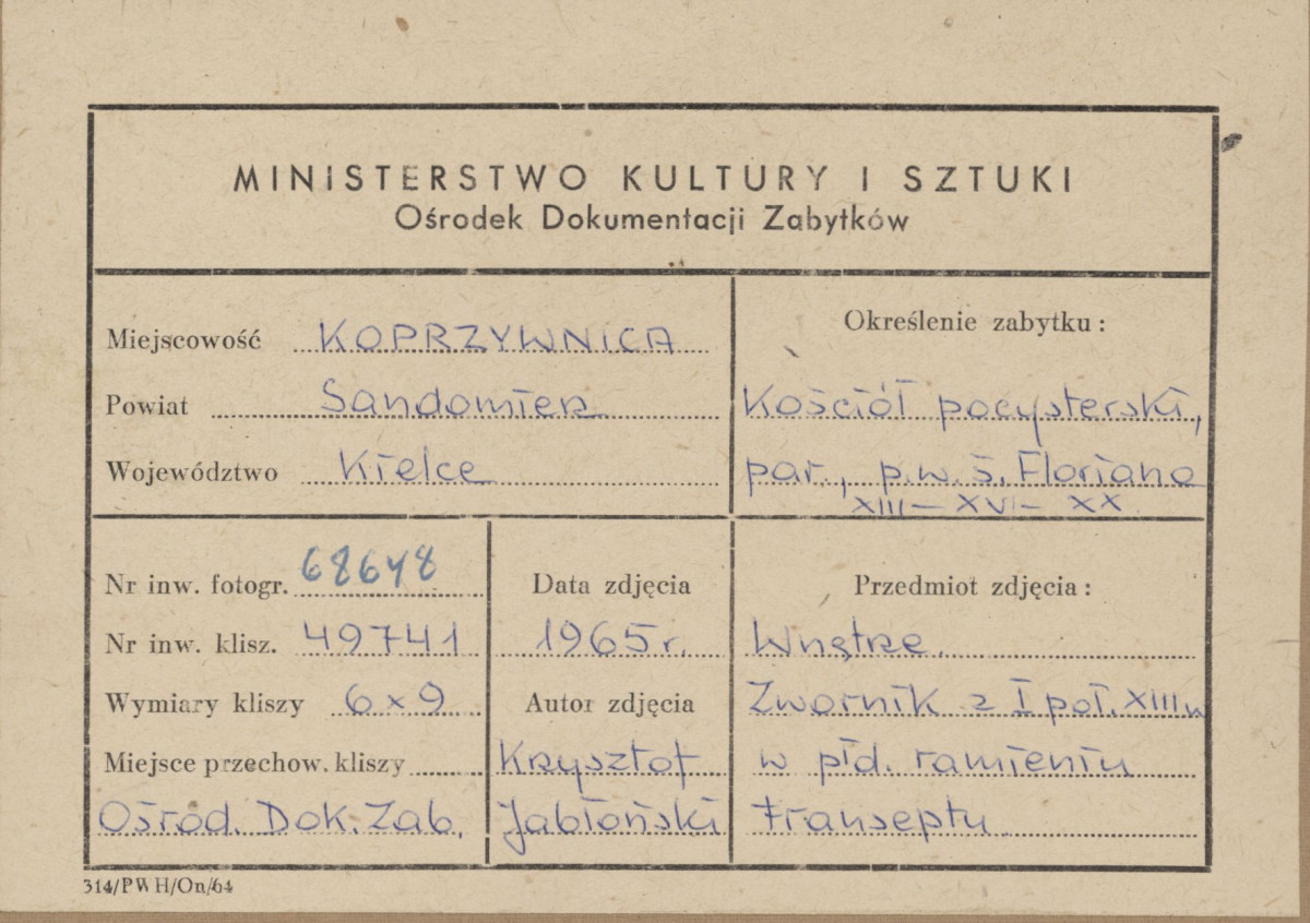 Zespół klasztorny - kościół, wnętrze ,  widok na zwornik w sklepieniu w płd. ramieniu transeptu - metryczka, skan 1