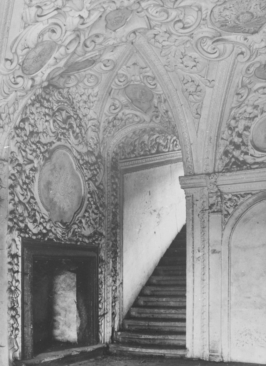 pałac von Herberstein - wnętrze - fragment z klatką schodową i kominkiem, skan 1
