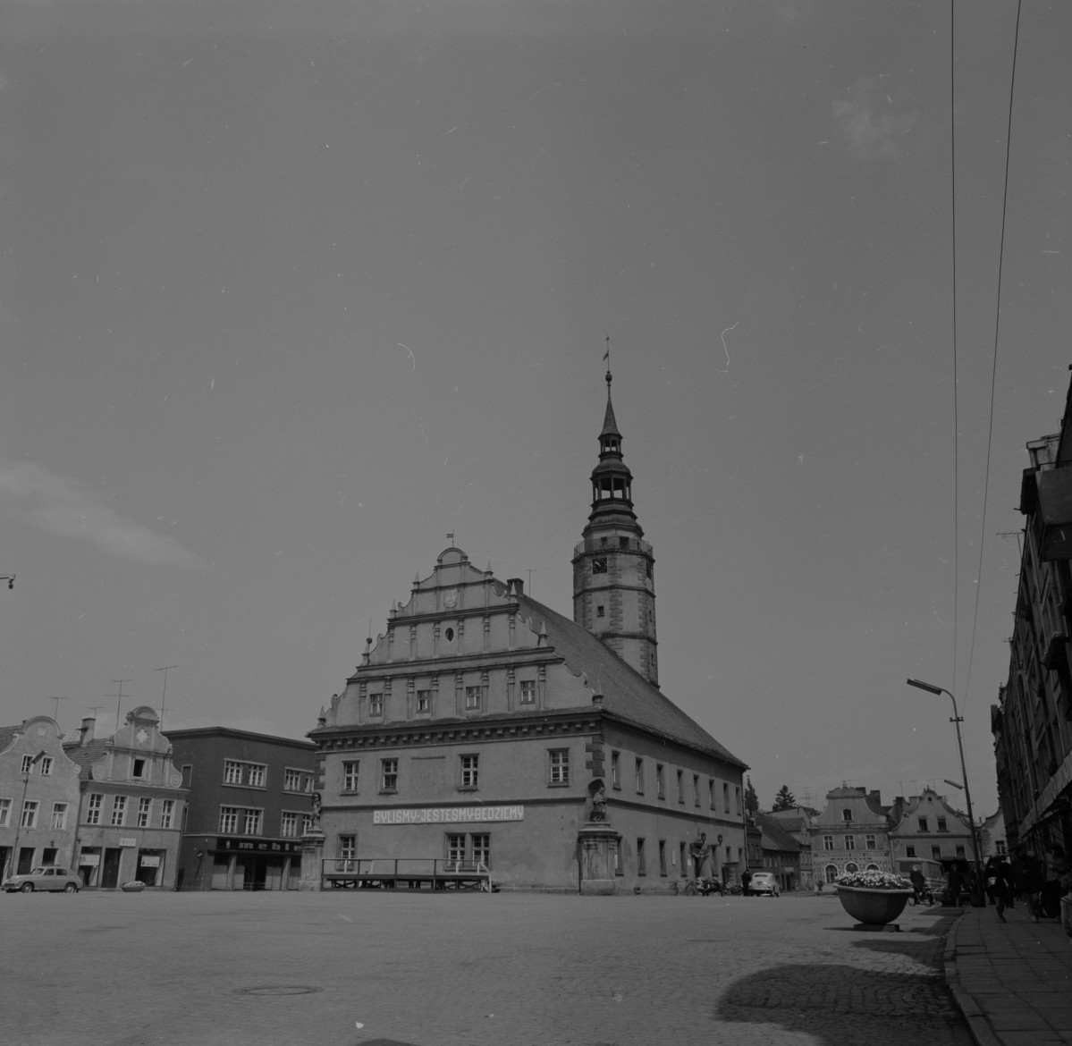 ratusz miejski - widok od południowego - wschodu w otoczeniu zabudowy rynku, skan 1