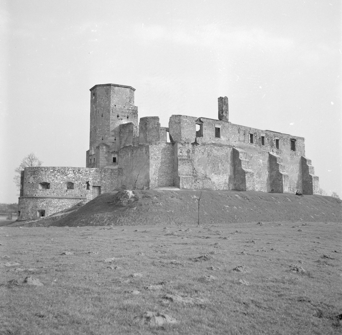 zamek biskupi - widok ogólny, skan 1