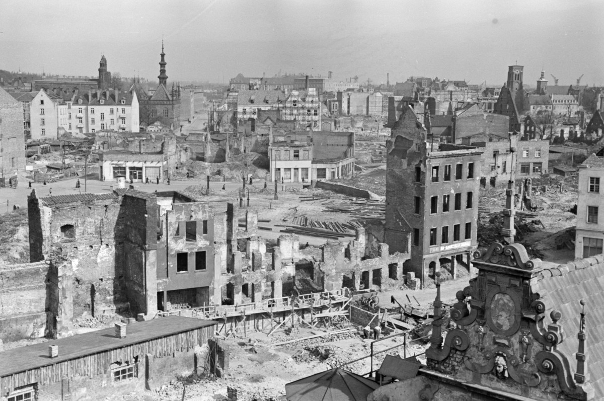 ulica targ Drzewny i Stare Miasto - ruiny zabudowy, na pierwszym planie kamienica na rogu ulic Św. Ducha i Węglarskiej, skan 1