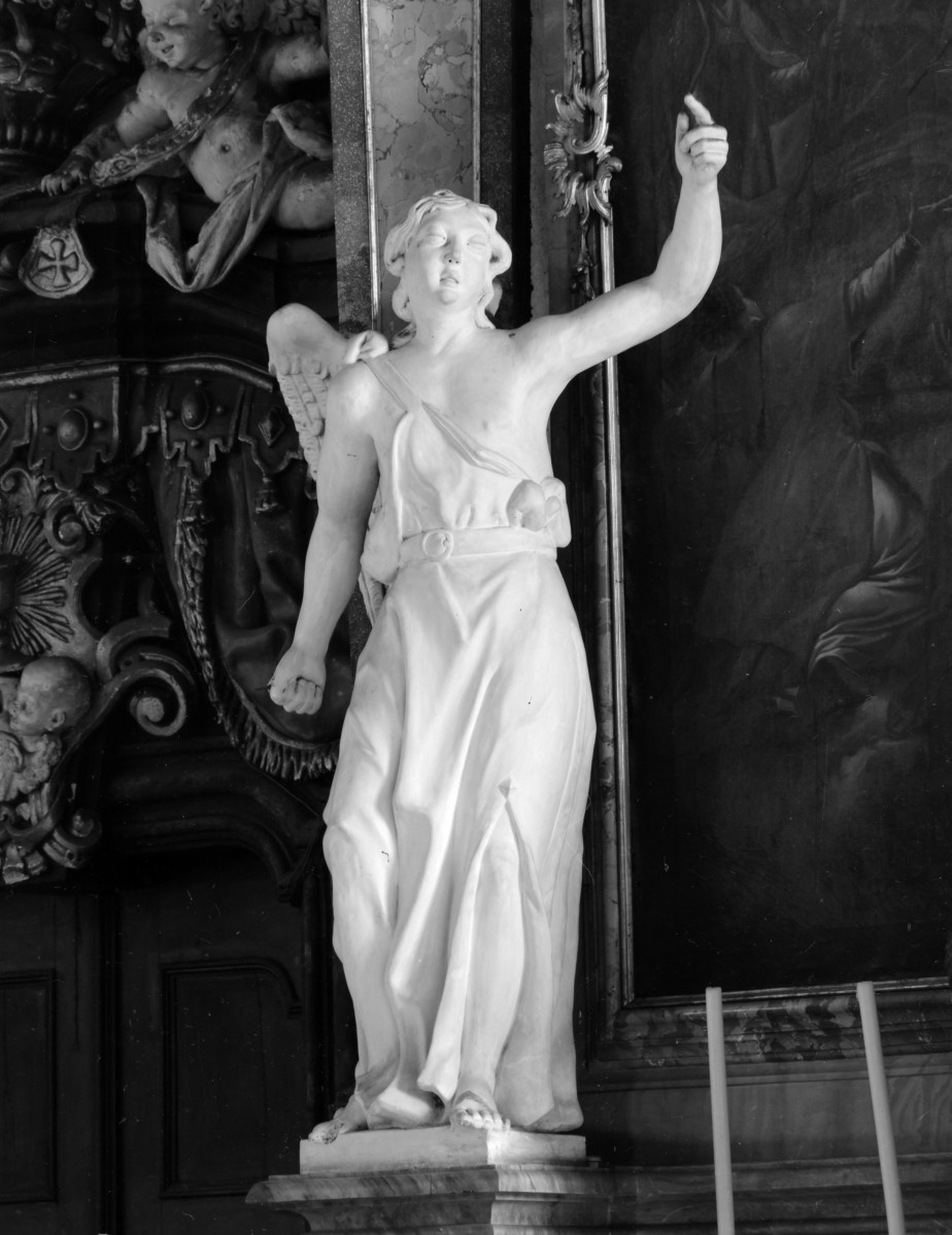 kościół, ob. parafialny pw. Wniebowzięcia Najświętszej Marii Panny - wnętrze: rzeźba anioła z prawego bocznego ołtarza, skan 1