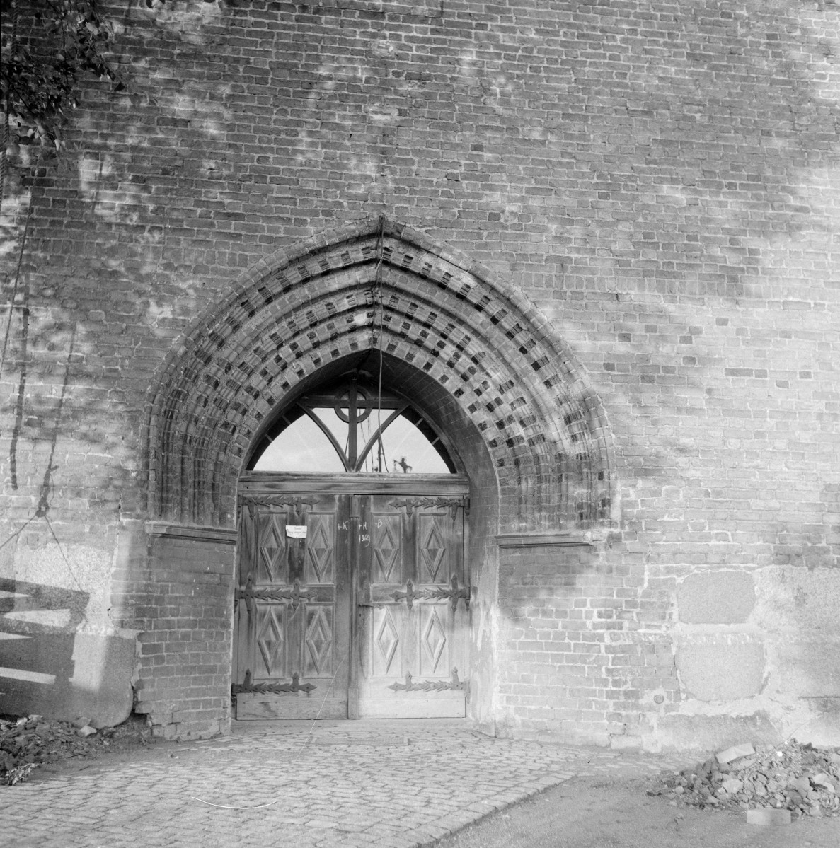 kościół Matki Boskiej Nieustającej Pomocy - tympanon, portal, skan 1