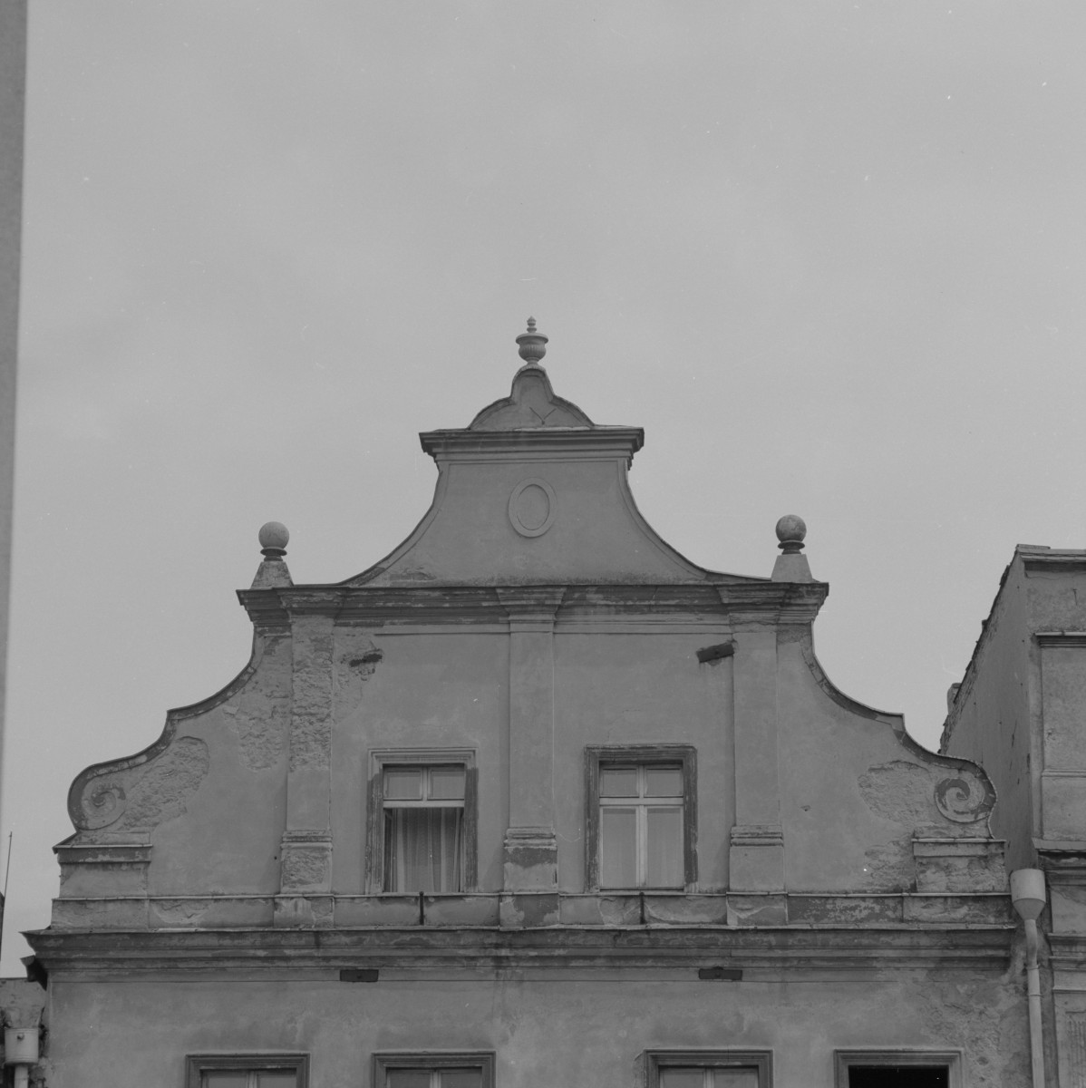 dom mieszkalny - elewacja frontowa - fragment - szczyt, skan 1