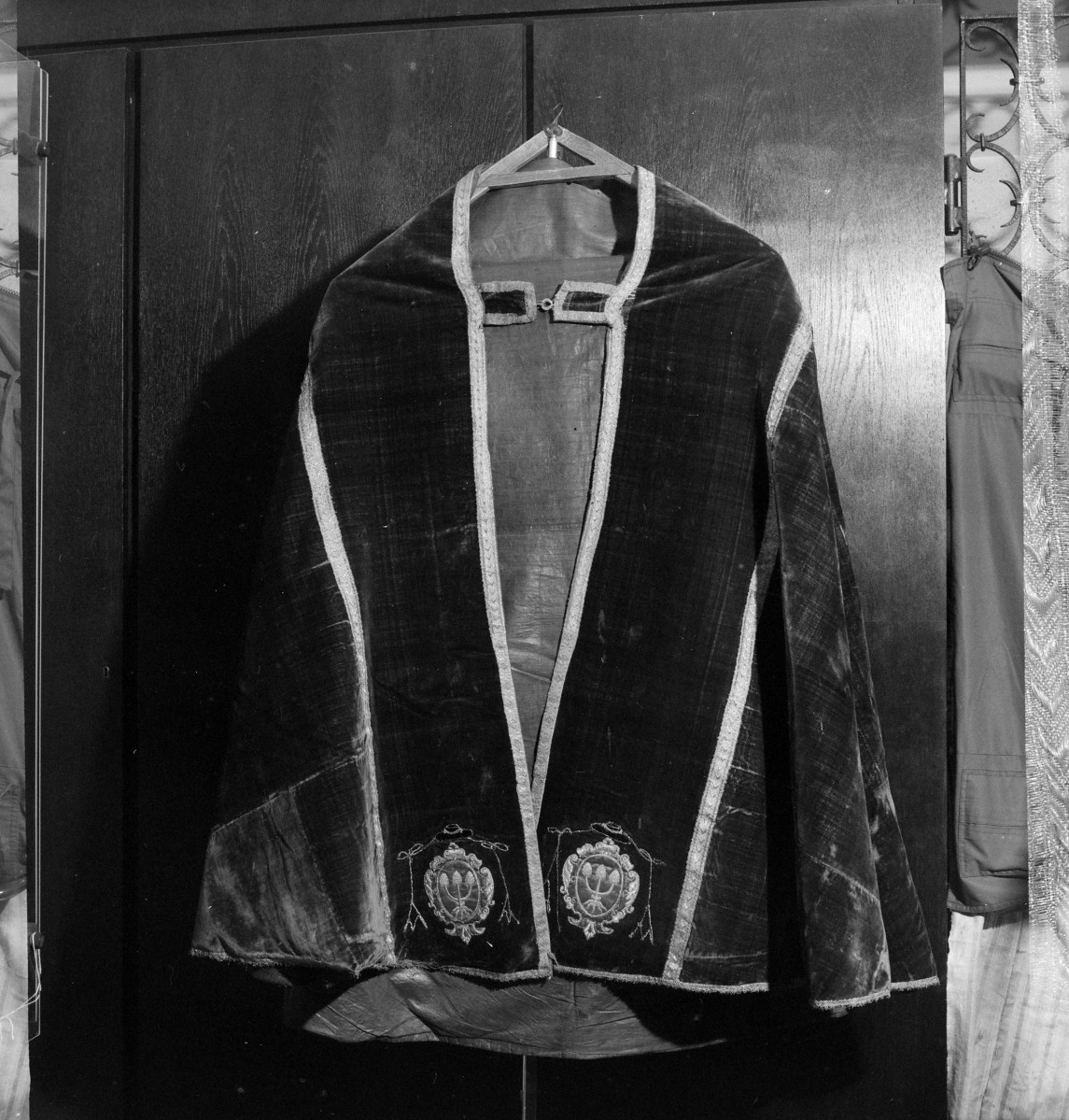 Skarbiec katedralny - Kapa (Włochy) 1 połowa XVII wieku. Haft Polski, druga połowa XVII wieku. Całość, przód., skan 1