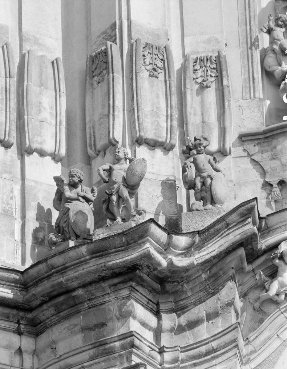 klasztor Benedyktynek - kościół pw. Wniebowzięcia Najświętszej Maryi Panny - elewacja frontowa - fragment gzymsowania z putto, skan 1