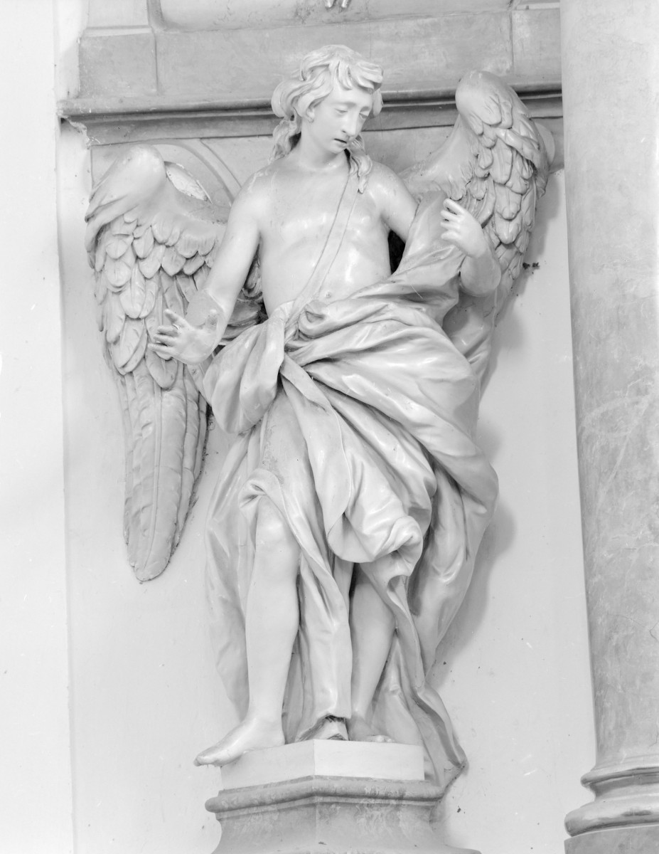 Kościół pw. NMP i św. Mikołaja - transept: ołtarz akantowy św. Krzyża. Rzeźba anioła., skan 1