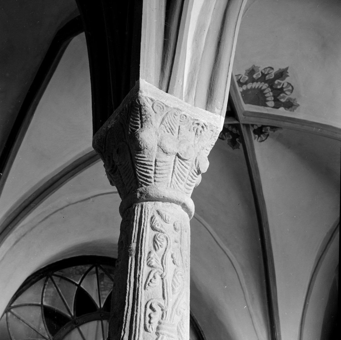 kościół, ob. parafialny pw. Świętej Trójcy - wnętrze - głowica i trzon kolumny, skan 1