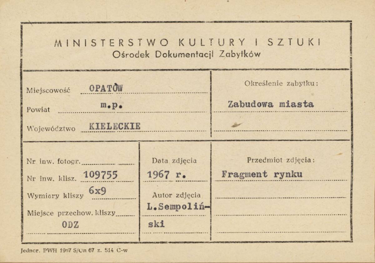 Rynek - fragment, widok od strony płd. - wsch. z kolegiatą w tle - metryczka

 , skan 1
