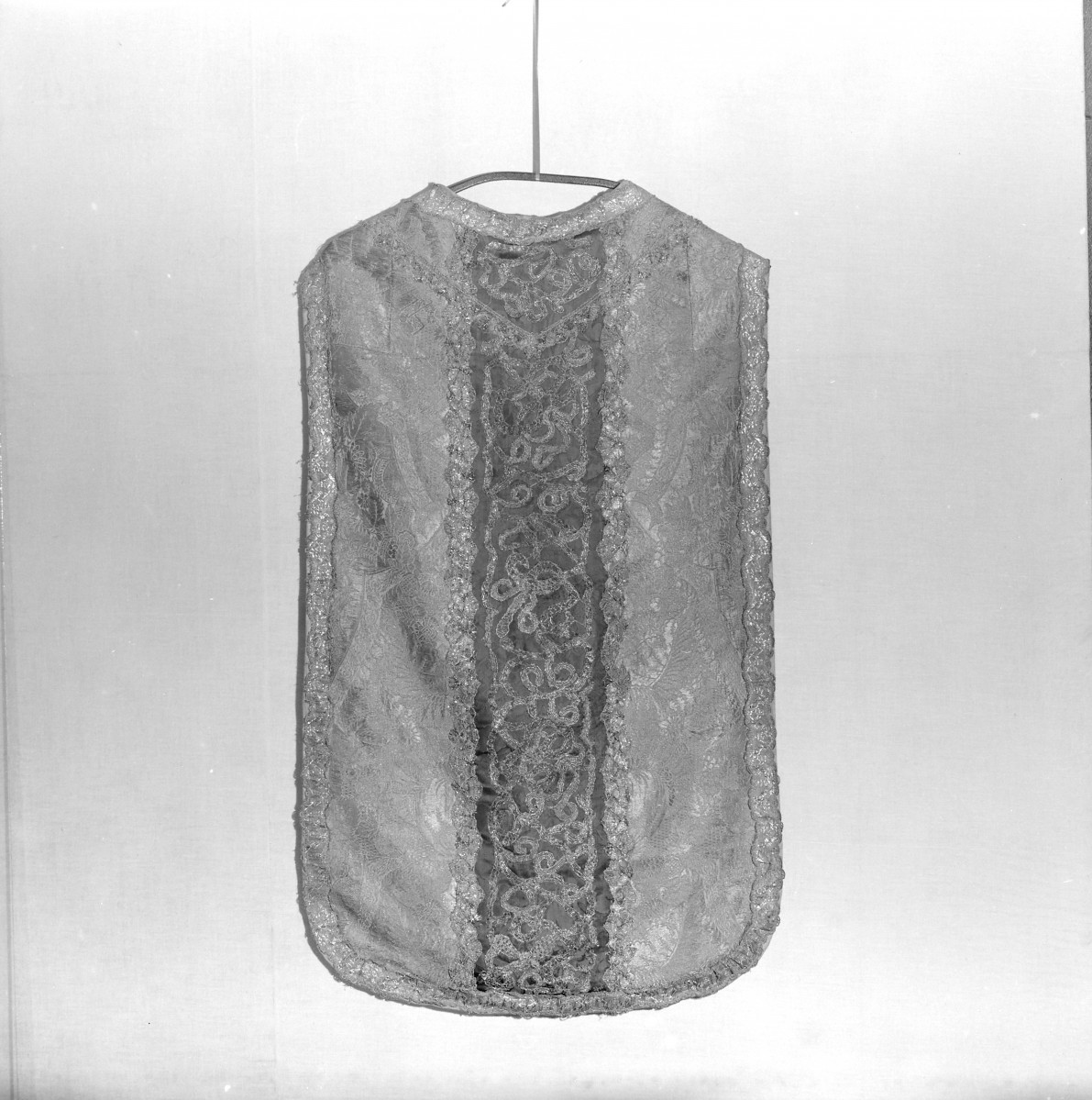 Skarbiec katedralny - Ornat. Francja ok. 1715-1720. Koronka Polska z ok. XVIII wieku. Całość, tył., skan 1